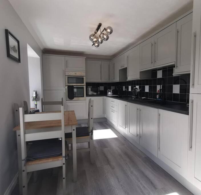 B'Dazzled Flat, Castletown Apartment Терсо Екстериор снимка